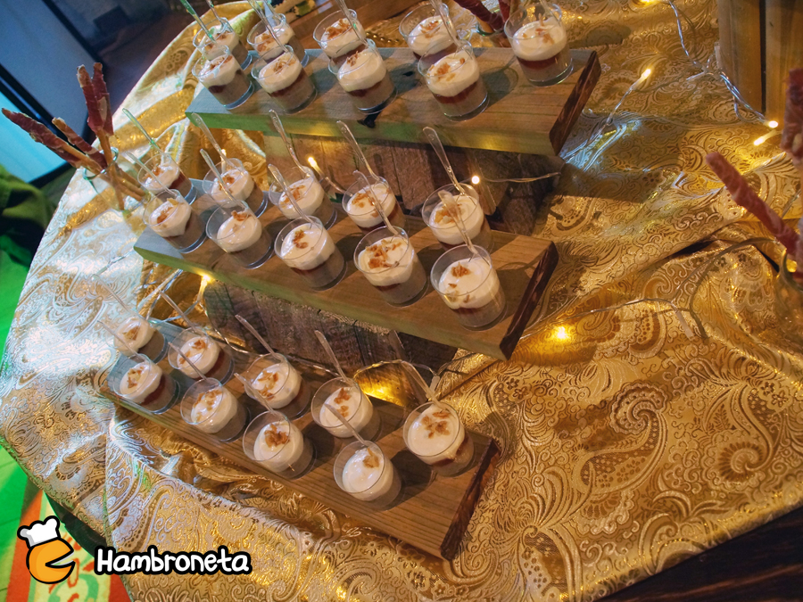 chupito de pure suave de berenjena, cremoso de rulo de cabra y mermelada de tomate hambroneta catering
