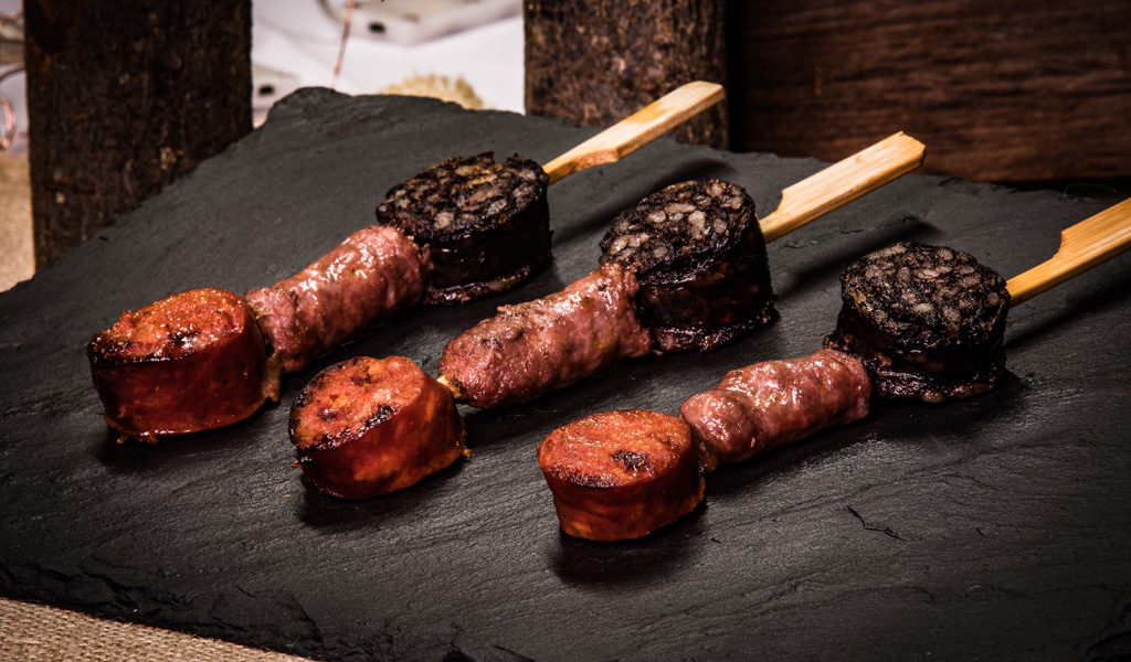 Brocheta de la tierra km 0 (chorizo de Orozko, morcilla y salchicha casera) Hambroneta Catering