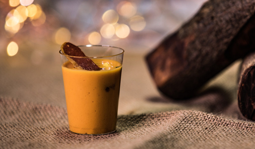Chupito de salmorejo con huevo rallado y crujiente de jamon Hambroneta Catering