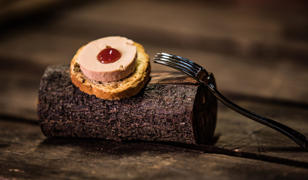 Montadito de foie y salsa de frutos rojos Hambroneta Catering