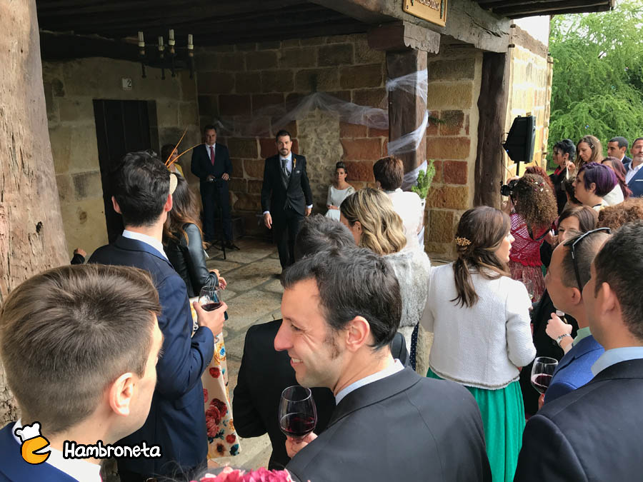 Boda Hambroneta Nuria y Angel Pagaigoikoa portico ceremonia novios