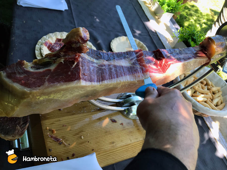 Hambroneta Boda Idoia y Gonzalo cortando jamon