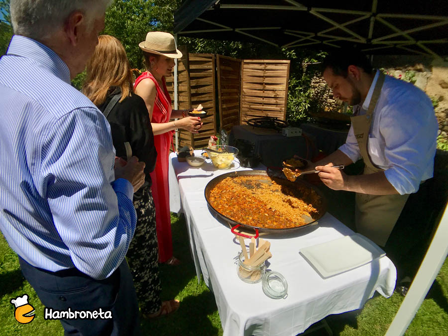 Hambroneta Boda Idoia y Gonzalo sirviendo paella