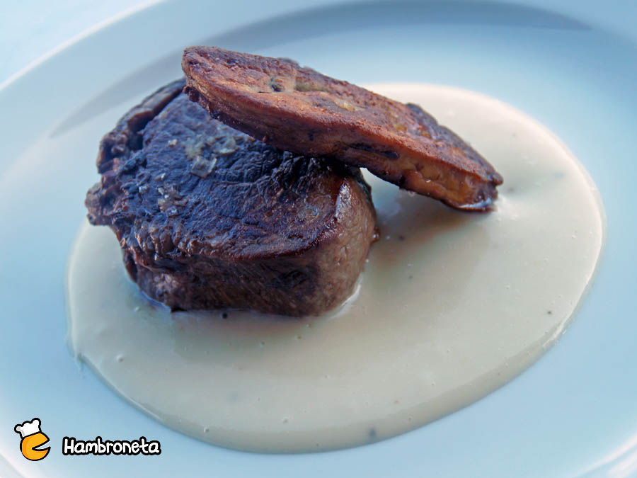 Hambroneta boda catering Aralia Inaki Solomillo de ganado mayor con foie y emulsion de patata y trufa