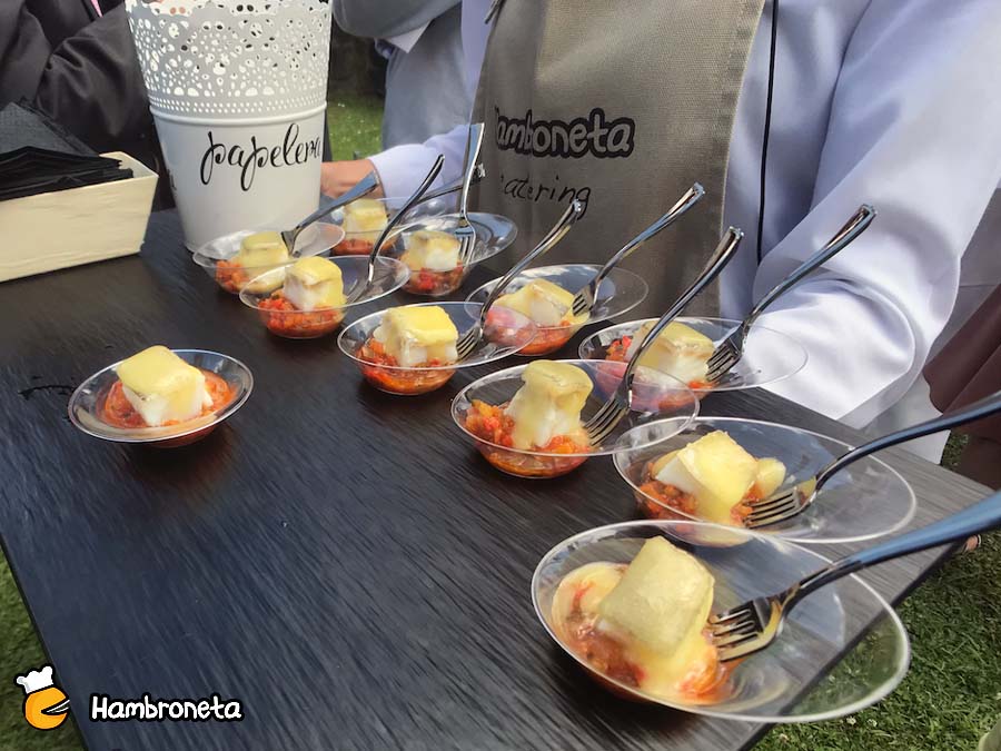Hambroneta boda catering Aralia Inaki cucharita de bacalao al pil pil con pisto