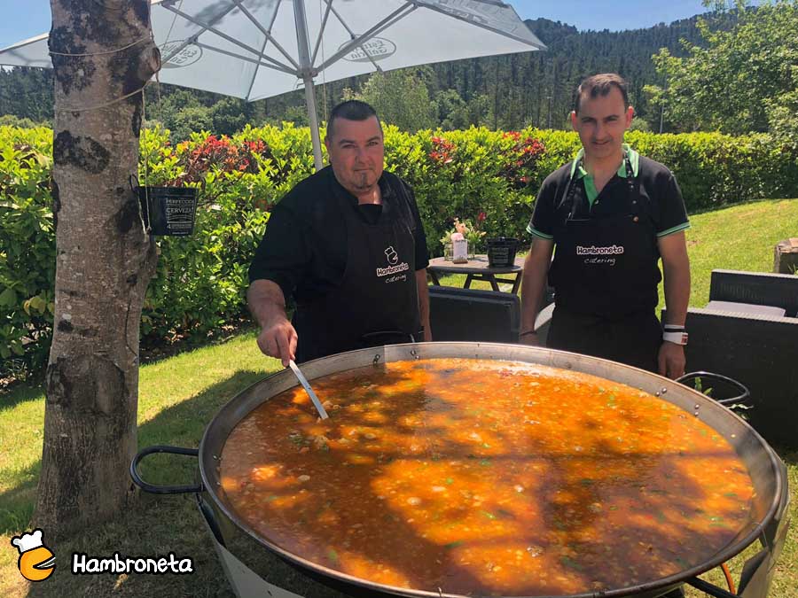 Hambroneta boda catering Katixa Erik preparando paella