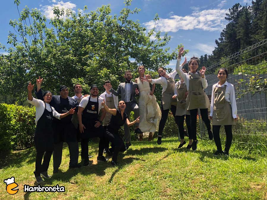 Hambroneta boda catering Katixa Erik saltando equipo