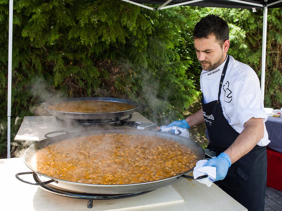 Hambroneta boda Yolanda Mikel puesto fideua cocinero