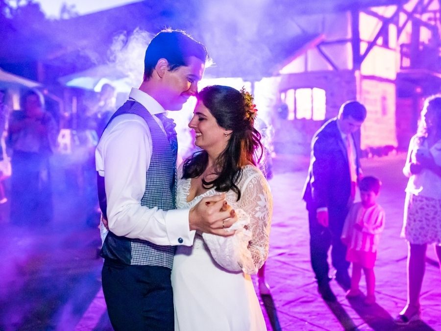 Boda hambroneta organizacion catering Teresa Aitor baile novios luces