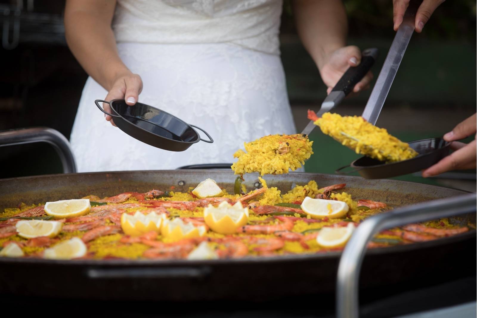 organizacion catering boda Irene Aketza Hambroneta reparto paella
