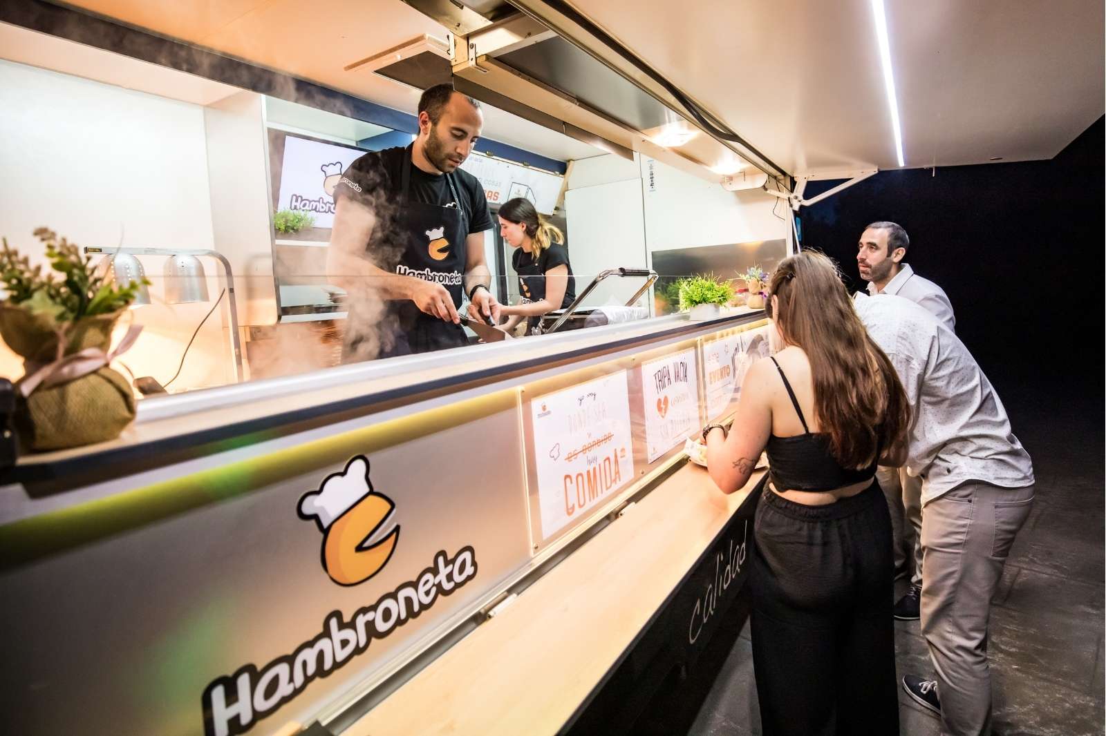 Boda Hambroneta Itzi Kepa sirviendo food truck