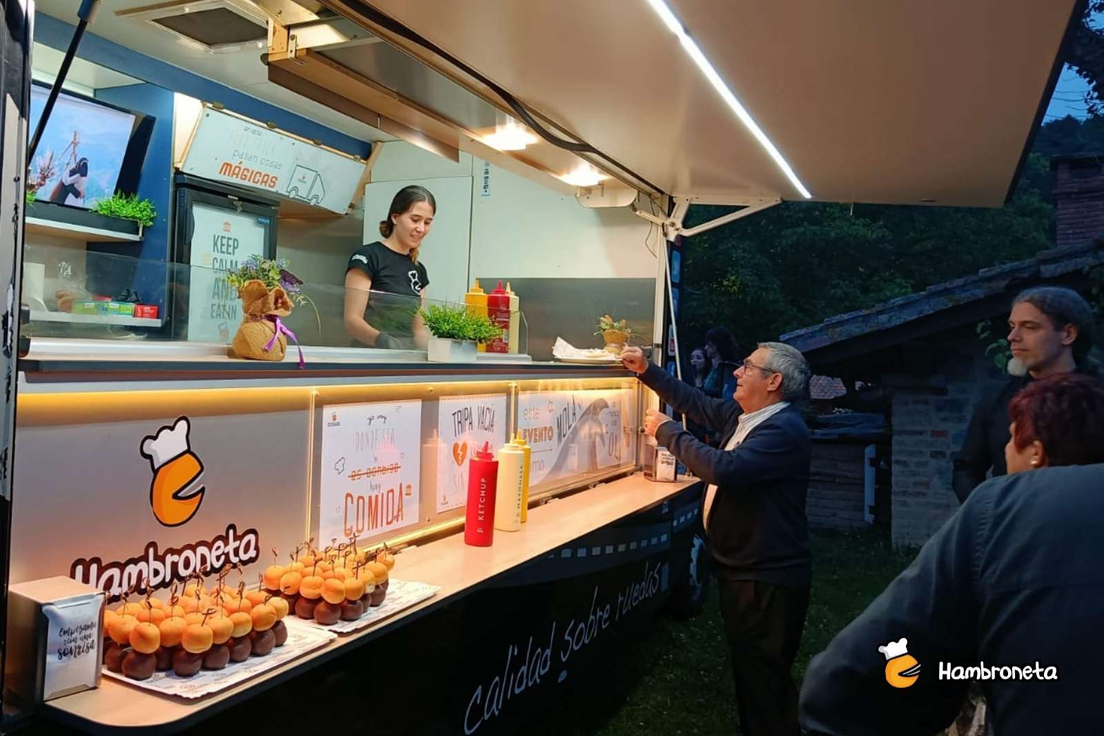 Boda Hambroneta Idoia y Jose sirviendo food truck