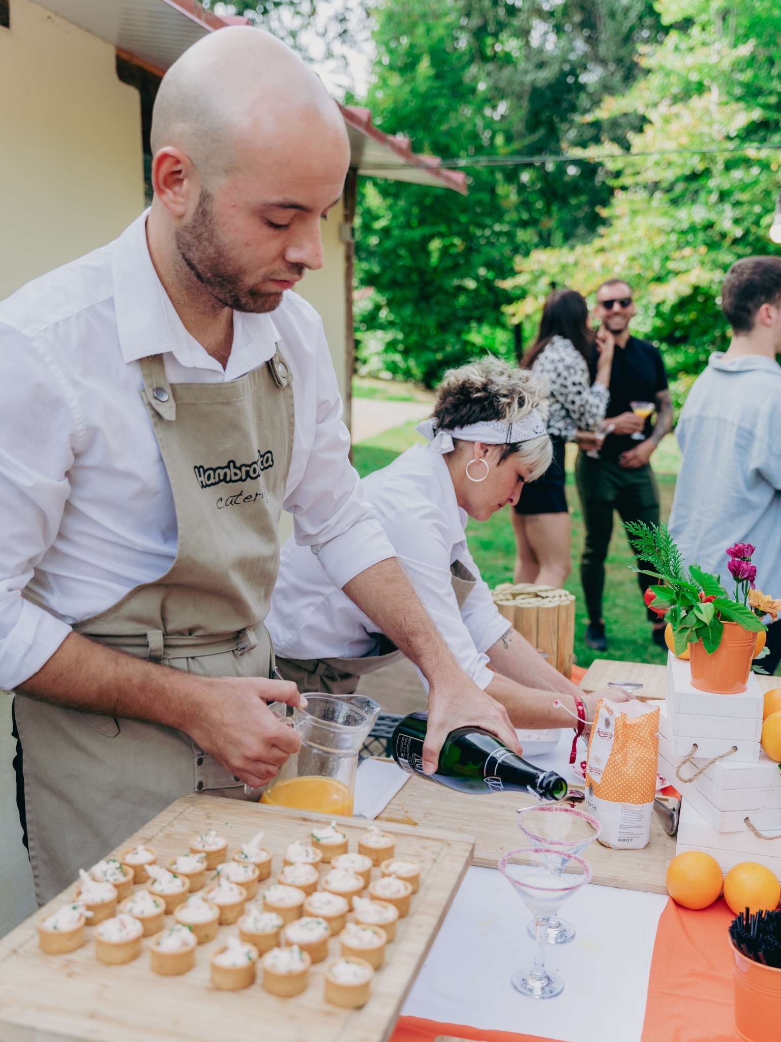 Hambroneta Catering Fiesta Amaia Gorka sirviendo